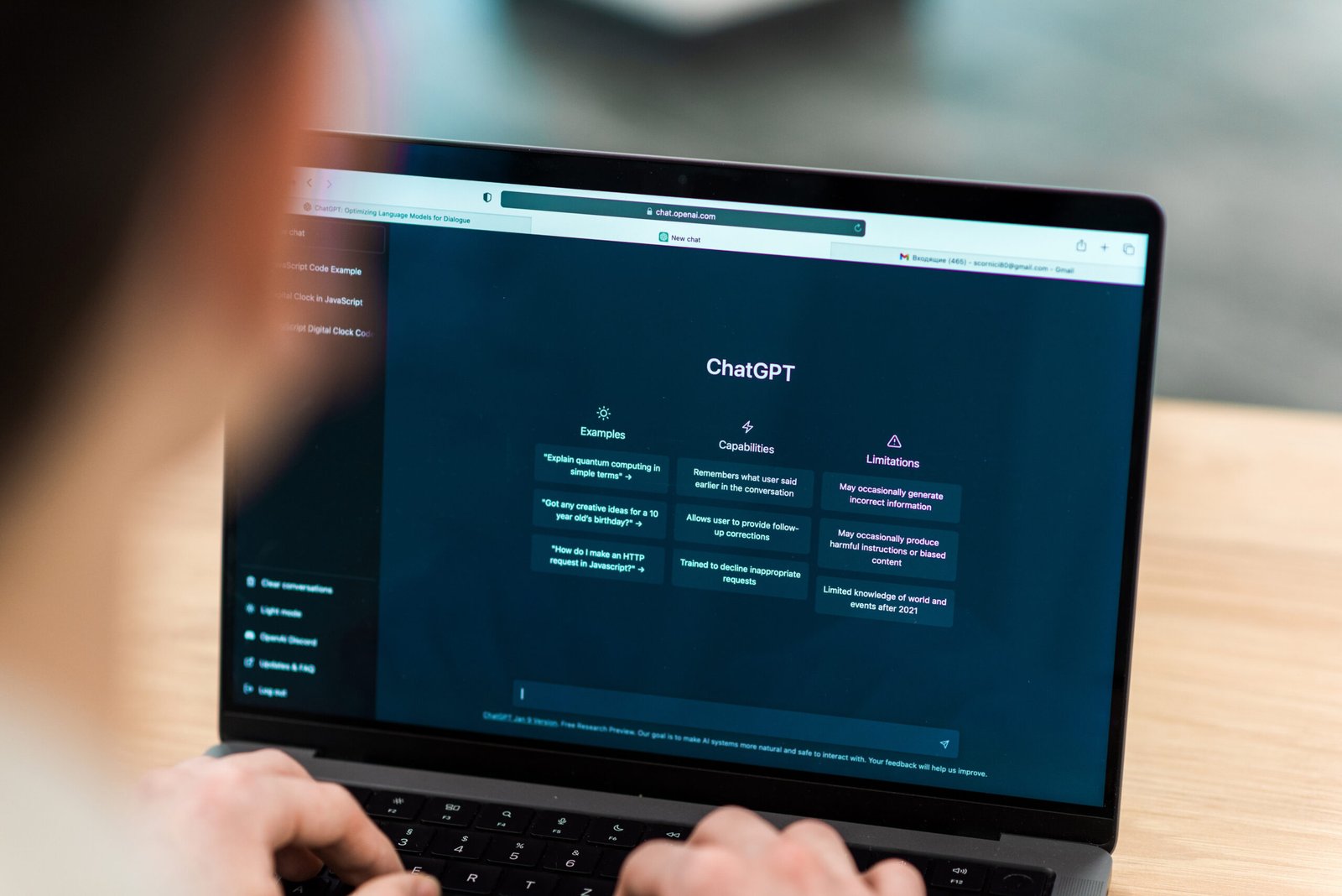 Profissional utilizando o ChatGPT para criar currículo e perfil do LinkedIn com inteligência artificial